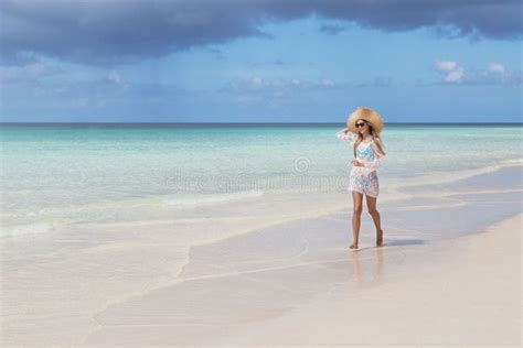 Fille Bronz E Sexy Dans Le Bikini Bleu Et Le Tunica Blanc Fonctionnant