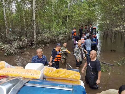 【迎战洪水】码头船只被冲到大坝排水闸门，危急时刻他们冲上去用绳索合力将其拽到安全区域澎湃号·政务澎湃新闻 The Paper