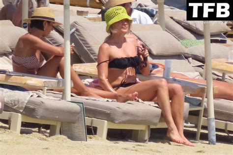 Ashley Roberts Flaunts Her Incredible Body In A Black Bikini On The