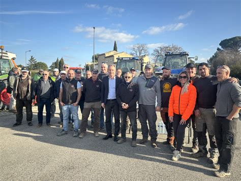 Le Maire de Lambesc aux côtés des agriculteurs sur le rond point de