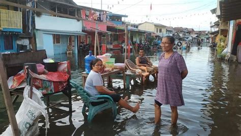 Banjir Rob Terjang Permukiman Warga Di Padang Puluhan Rumah Terendam