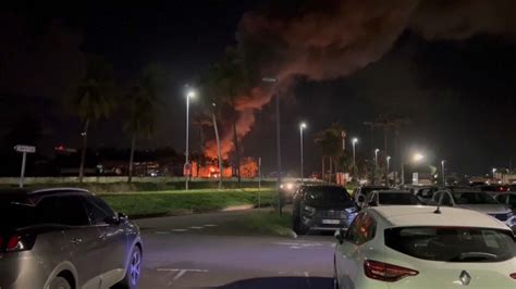 Cientos De Personas Varadas Tras El Cierre Del Aeropuerto De Martinica Por Manifestantes Contra