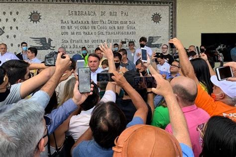 Bolsonaro chega a Campina Grande e é recebido por multidão em aeroporto