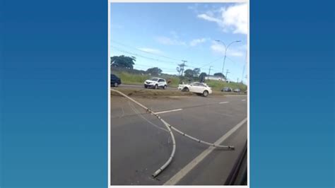 A Gazeta Carro acima da velocidade destrói postes em trecho da BR 101