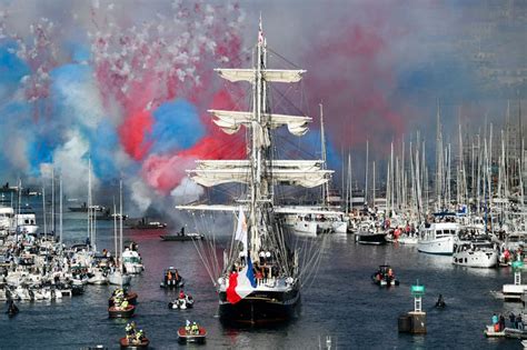 Vid O Arriv E De La Flamme Olympique Marseille Le R Cit De La