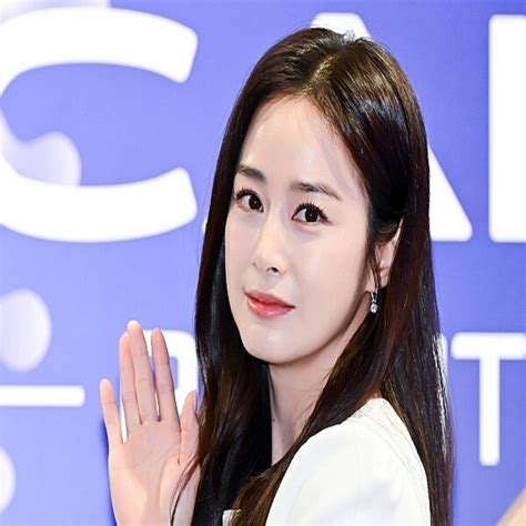 「本当に43歳」“韓国で最も美しい女優”キム・テヒがイベント会場に登場！圧巻のドレス姿【独自写真6枚】 2023年4月19日掲載 ライブドアニュース