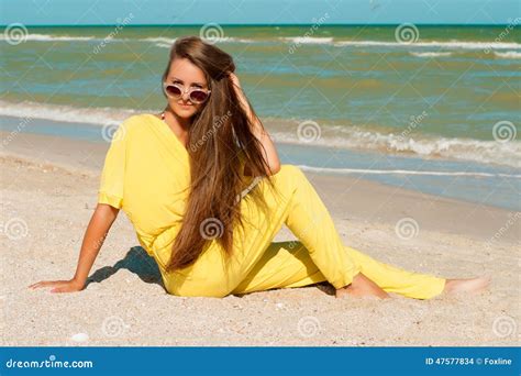 Junges Schönes Mädchen Mit Dem Langen Haar Im Badeanzug Am Strand