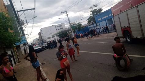 VÍDEO Moradores colocam fogo em pneus e fecham avenida Carlos Lindenberg