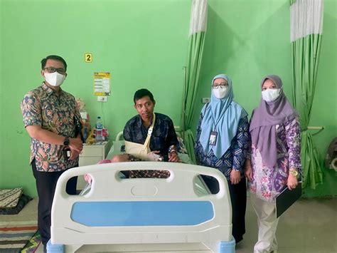 Bpjamsostek Kunjungi Pasien Kecelakaan Kerja Di Rsud Langsa