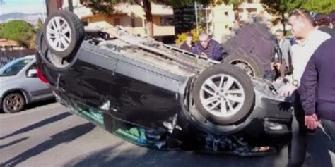 Incidente Tra Due Auto In Viale Regione A Palermo Una Si Ribalta Due