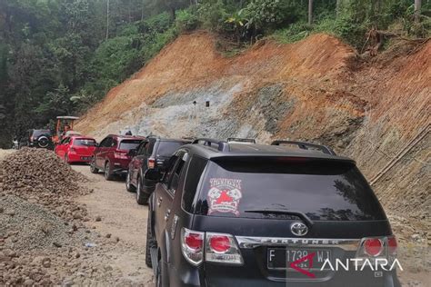 BPBD Siagakan Seratusan Retana Di Jalur Rawan Longsor ANTARA News