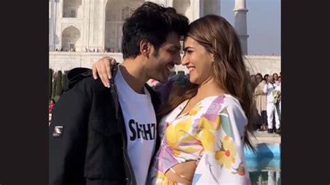 Shehzada Stars Kartik Aaryan Kriti Sanon Send Valentines Day Wishes To Fans From Taj Mahal Watch