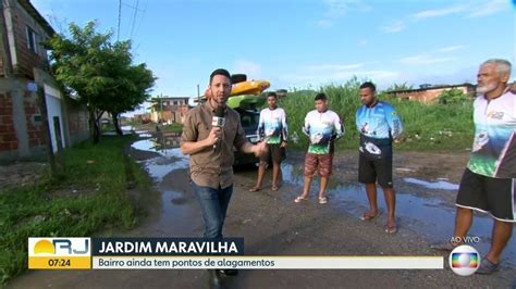 Voluntários ajudam a resgatar moradores alagados em Jardim Maravilha