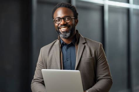 Un hombre de negocios tenencia un computadora portátil Foto Premium