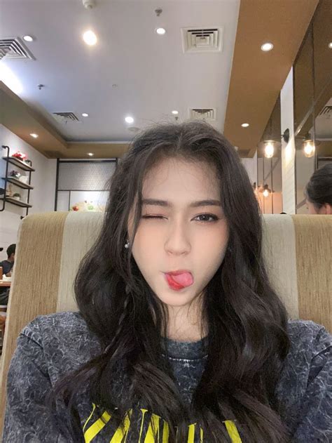 Pin Di Quick Saves Orang Cantik Gadis Gadis Cantik Gadis Emo