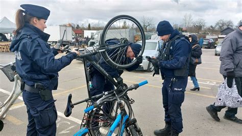 Policjanci Kontroluj Czy Rowery Nie Pochodz Z Kradzie Y