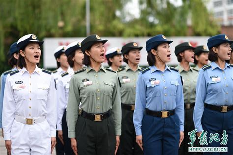 高清：女兵搭乘新型軍用卡車接受檢閱【4】 軍事 人民網