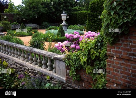 English Garden Courtyard Stock Photo Alamy