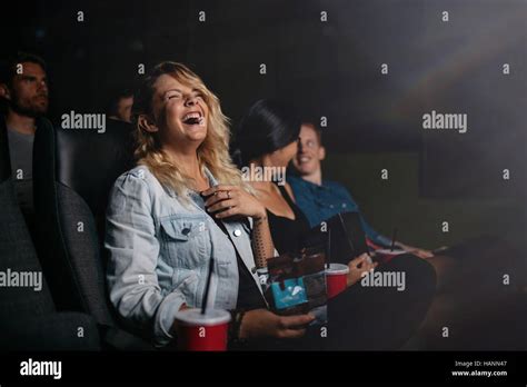 Grupo De Amigos Sentados En El Cine Multiplex Y Viendo La Película De