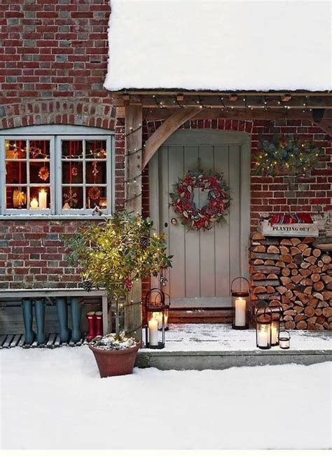 Content in a Cottage: Christmas Decorations with Snow