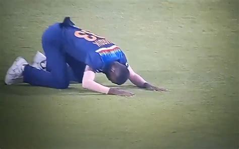 Ind Vs Eng Hardik Pandya Bows Down To Shikhar Dhawan For His Catch