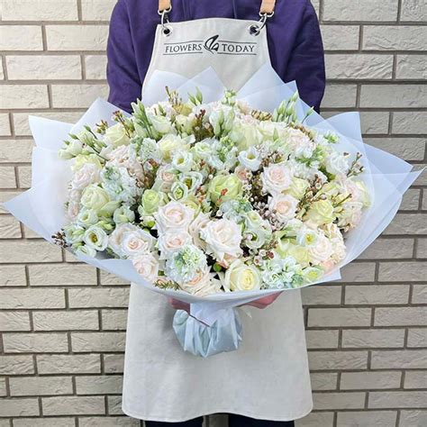 Светлый букет из эустом, маттиол и микс роз