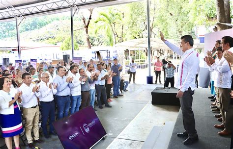 Rutilio Escandón inaugura cancha de futbol en el Cobach 13 de Tuxtla