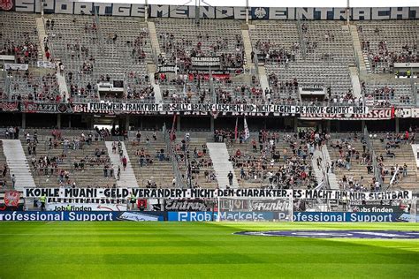 Foot PSG PSG Kolo Muani se fait cracher dessus à Francfort Foot 01