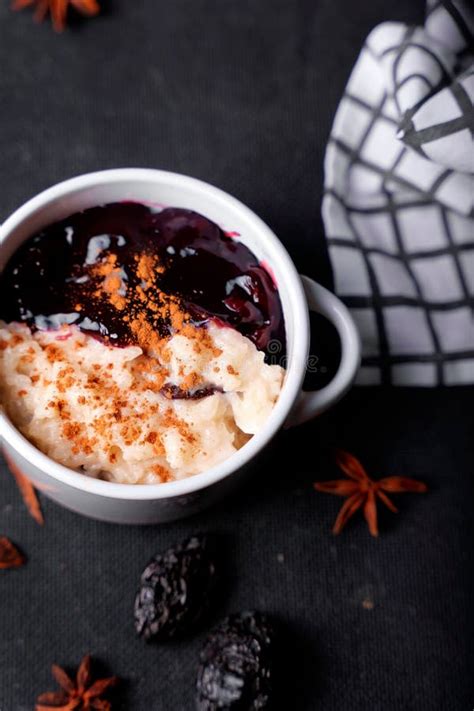 Postre Típico Peruano Con Pudín De Arroz Y Mazamorra Morada Imagen de