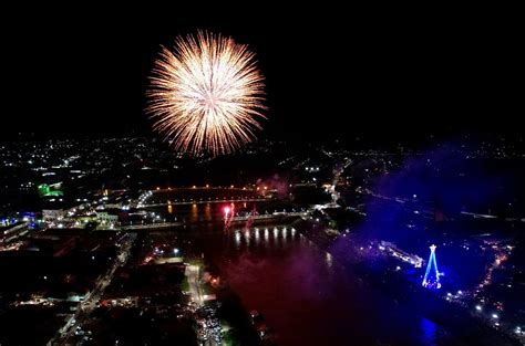 Queima de fogos encanta multidão por cerca de 15 minutos celebrando a