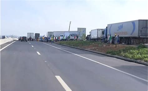 Caminhoneiros Realizam Protesto E Bloqueiam Rodovias Federais Na Bahia