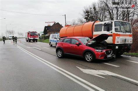 Wypadek W Wi Tosz Wce Ci Ar Wka Czo Owo Zderzy A Si Z Samochodem