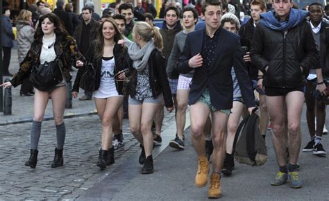 Dans le métro ce dimanche c est la fête du slip