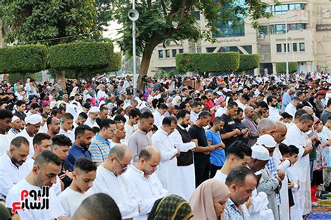 المواطنون يؤدون صلاة عيد الأضحى فى ساحة مسجد مصطفى محمود بالمهندسين