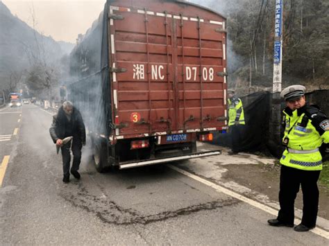 轮胎冒烟司机浑然不知，吉首市交警紧急叫停化险情车辆进行检查