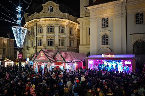 S a deschis Târgul de Crăciun de la Sibiu cu proiecții mâncăruri