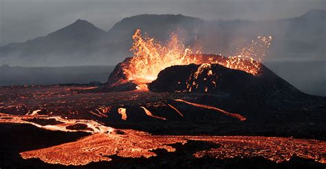 Volcán en Islandia entra en erupción la localidad de Grindavik es