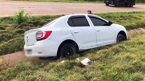 Carro saí da pista na BR 163 e vai parar e cai dentro de vala às