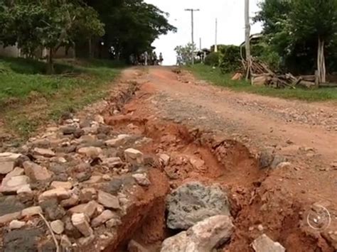 G1 Ruas Esburacadas Revoltam Moradores De Bairro Em Itatiba