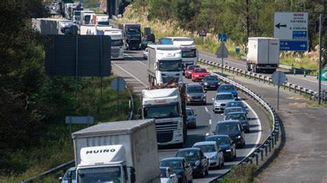 La Colisión Entre Un Camión Y Un Turismo Provoca Importantes