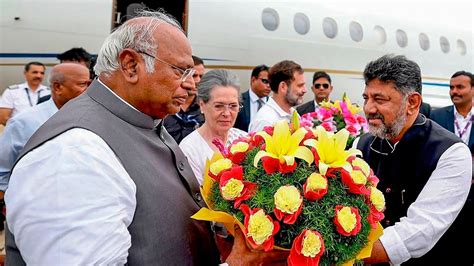 Sonia Gandhi Mallikarjun Kharge Rahul Gandhi Arrive At Bengaluru