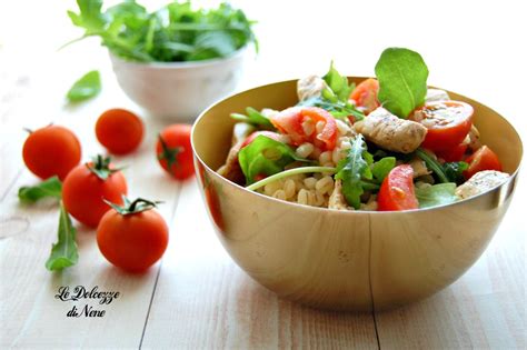 INSALATA DI ORZO CON POMODORINI RUCOLA E POLLO