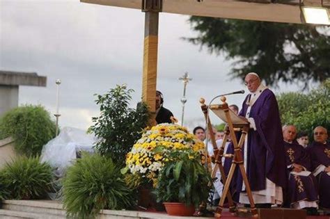 Novembre Papa Francesco Ricorda I Defunti Al Cimitero Militare