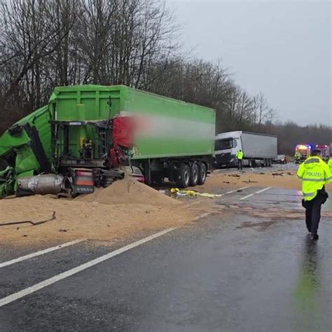 Schwerer Unfall Mit Zwei Lkw Auf B Swr Aktuell