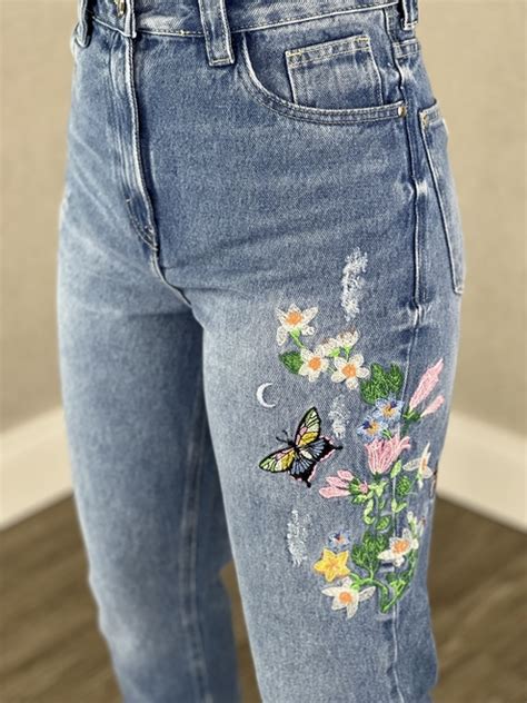 Calça Jeans Mom Com Bordado Lez A Lez Calça Jeans Mom Com Bordado Lez