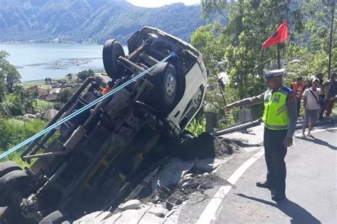 Truk Muat Pasir Kecelakaan Di Jalur Kedisan Penelokan Kintamani Bali