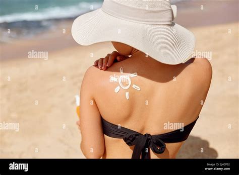 Beauty Woman Apply Sun Cream Protection On Tanned Shoulder Beauty