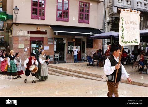 Un Groupe De Danse Folklorique En Costumes Traditionnels Marchant En