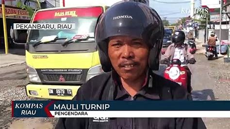 Kesal Tidak Kunjung Diperbaiki Warga Tanam Pohon Pisang Di Jalan