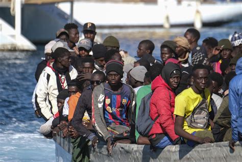 Canarias Desbordada Tras La Llegada De Más De 40000 Migrantes En 2023 Entre Ellos 4500